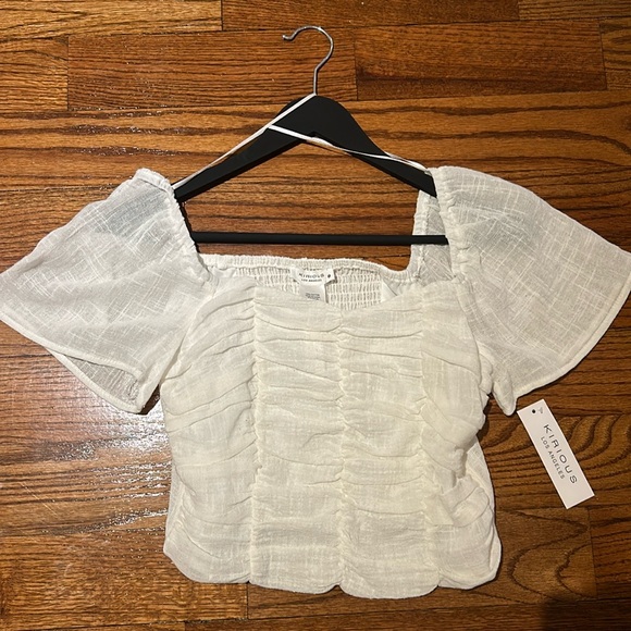 White top - Picture 1 of 1